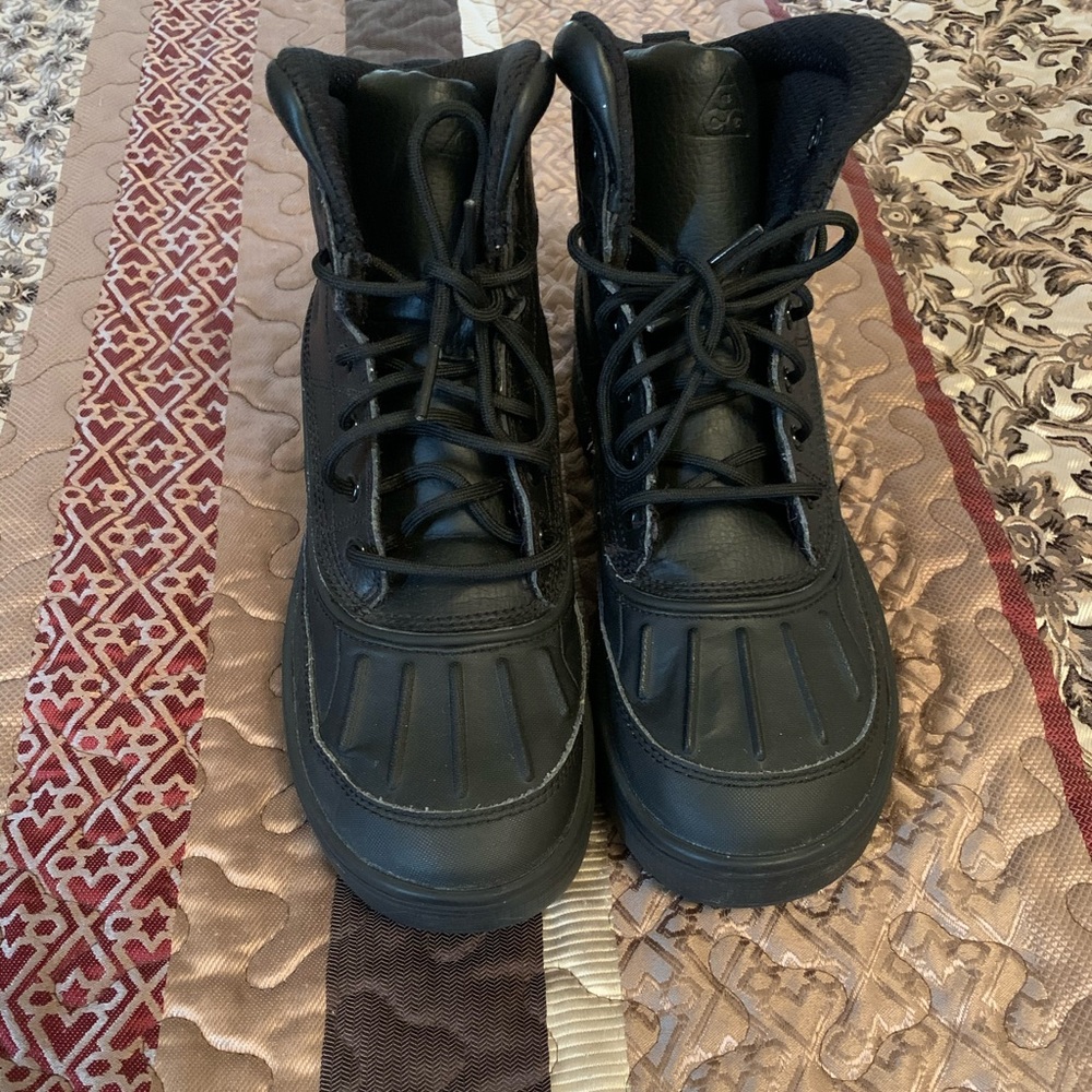 Barely worn big kids’ Nike ACG Wiodside 2 boots
